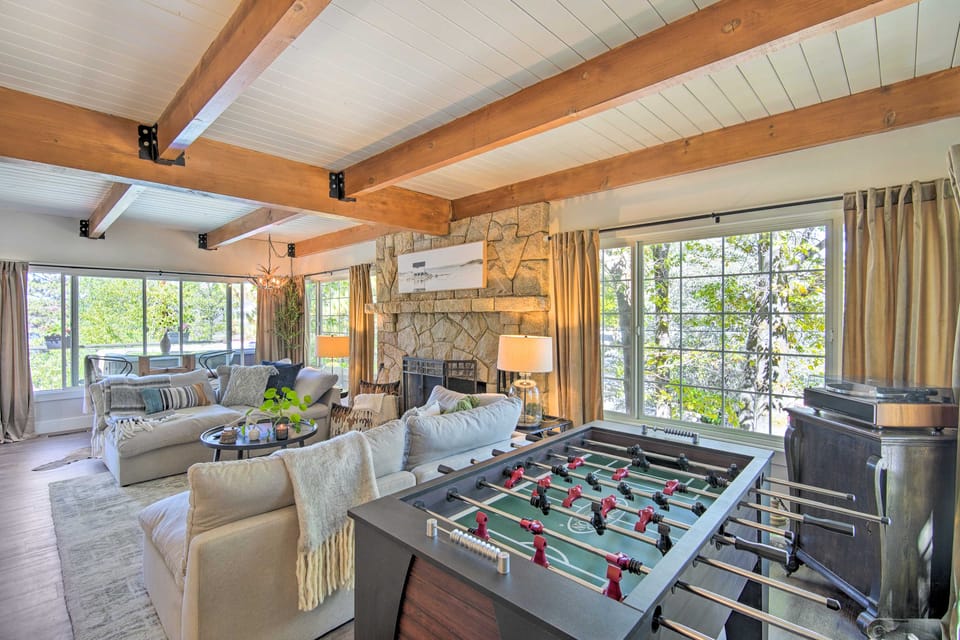 Chic Lake House w/ Furnished Deck & Hot Tub! House in Lake Arrowhead