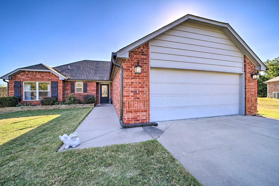 Claremore Getaway ~ 2 Mi to Historic District House in Oklahoma
