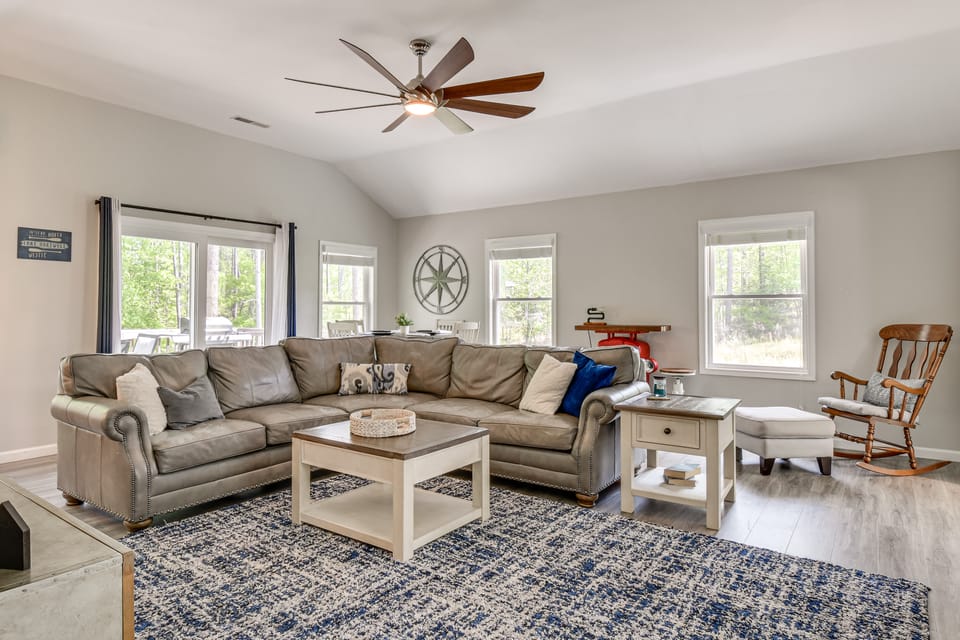 Waterfront Townville Home: Hot Tub & Lake Access! House in Lake Hartwell
