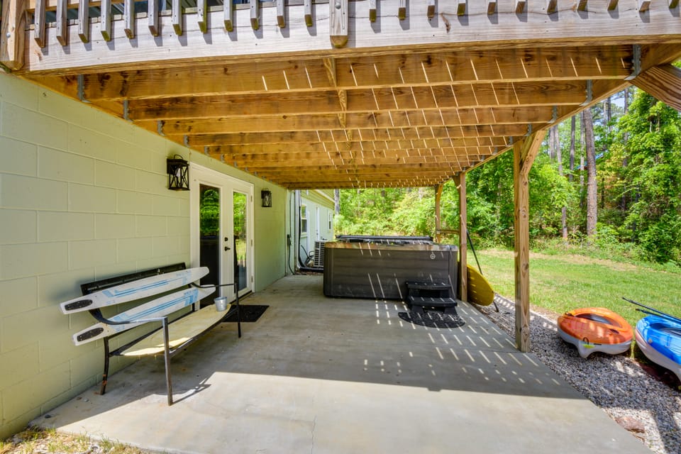 Waterfront Townville Home: Hot Tub & Lake Access! House in Lake Hartwell