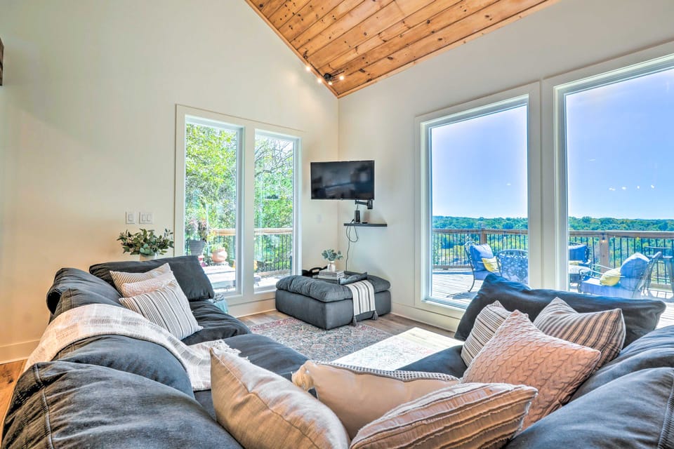 Colorful Golden Getaway w/ Panoramic Views! House in Table Rock Lake