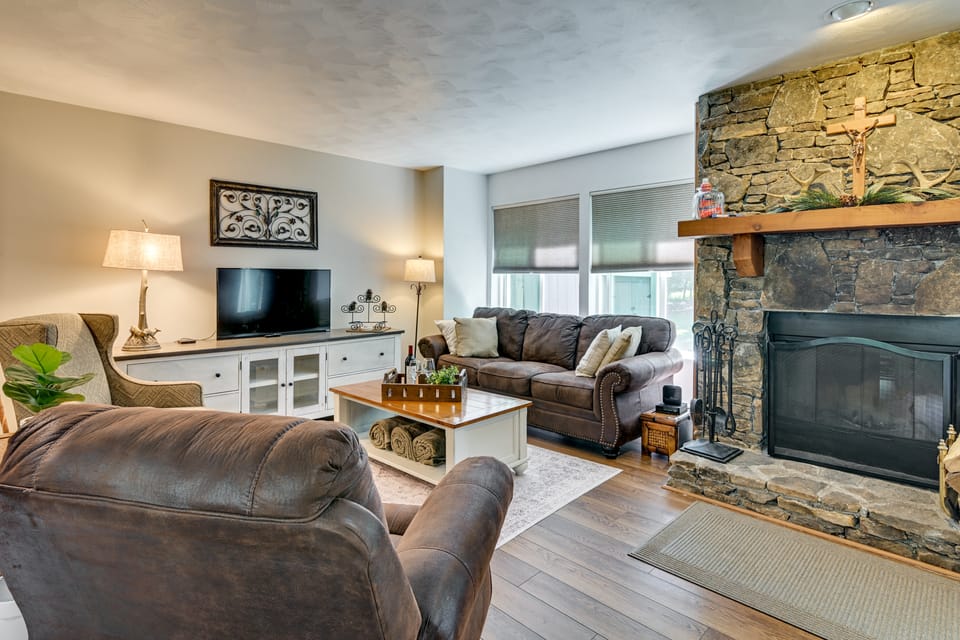 'The Padres' Place' Located in a 4-Season Resort Apartment in Pennsylvania
