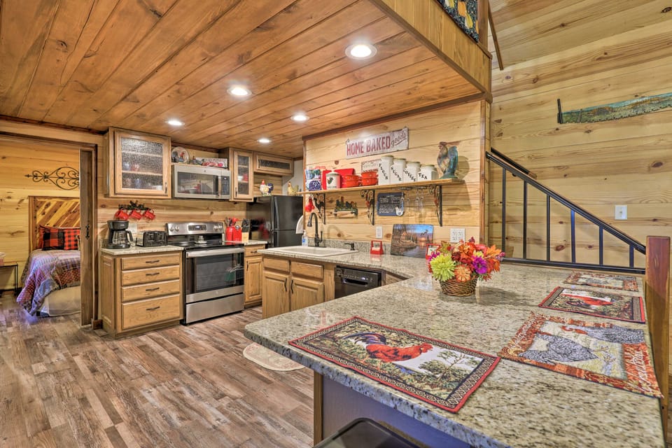 Secluded & Peaceful: 'Tree Top Cabin' w/ Loft House in Garland County