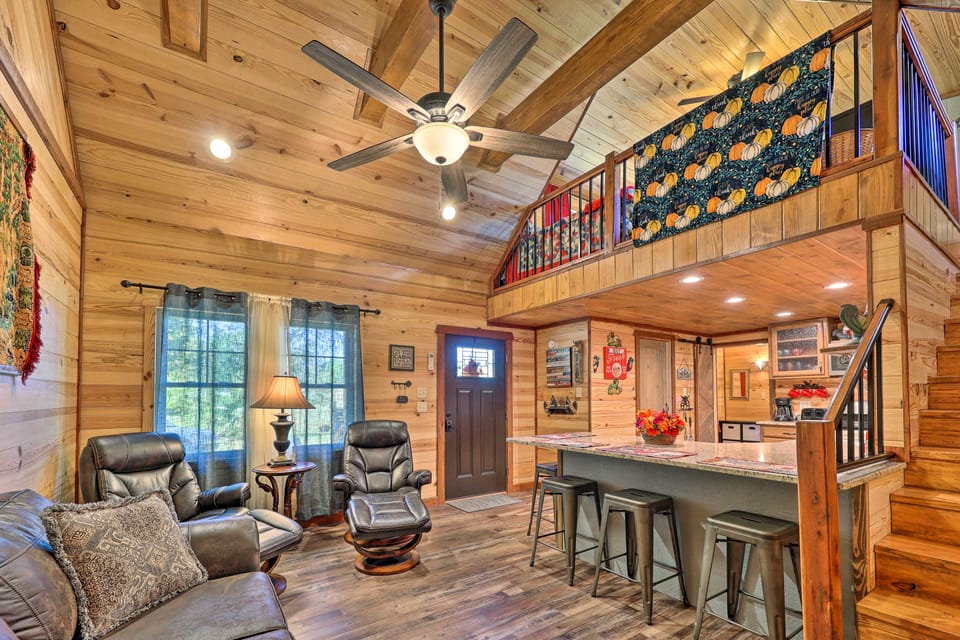 Secluded & Peaceful: 'Tree Top Cabin' w/ Loft House in Garland County