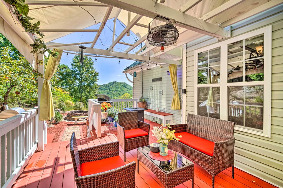 Eclectic Ranger Home w/ Mtn Views + Hot Tub! Cottage in Georgia
