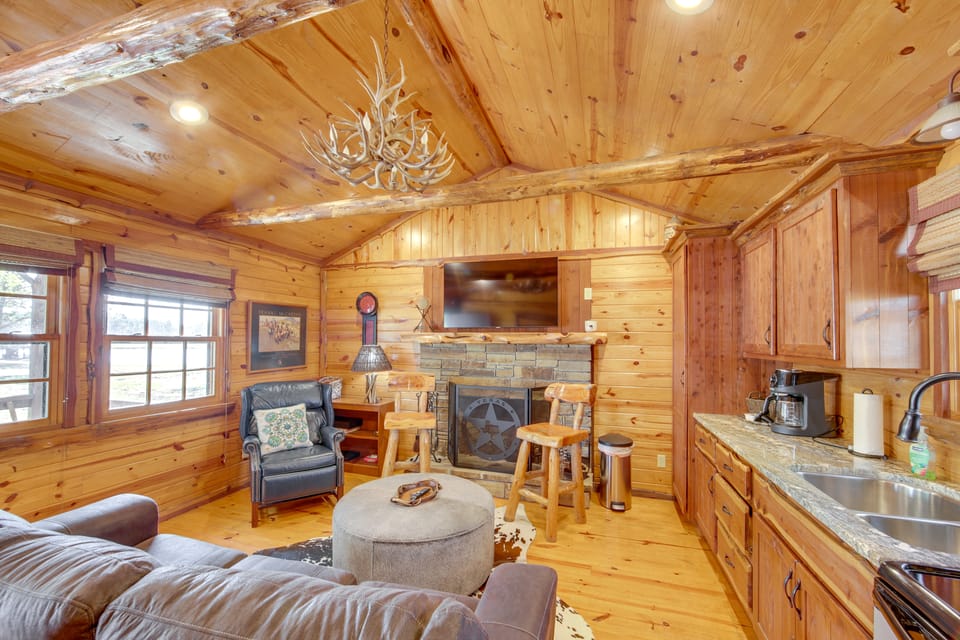 ‘The Deer’ Cabin Peaceful Refuge in East Texas House in Texas