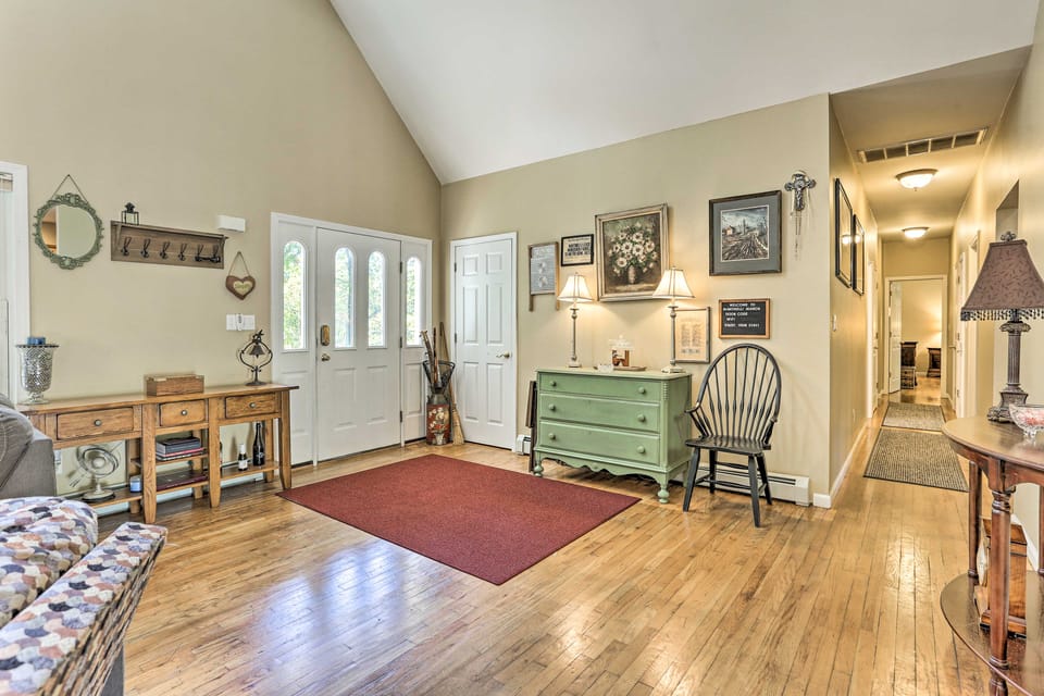 Pet-Friendly Grand Pine Bush Retreat on 2 Acres! House in Hudson Valley