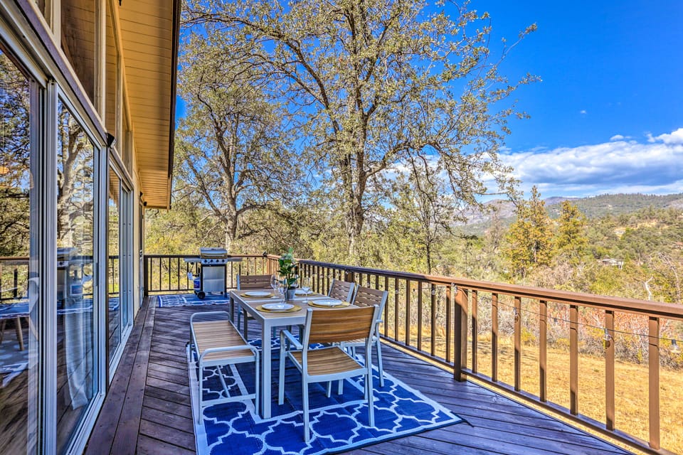 Lovely Oakhurst Cabin w/ Deck & Mtn Views! House in Oakhurst