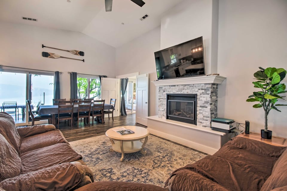 Spacious Lakeport House on Clear Lake w/ Dock House in Clear Lake