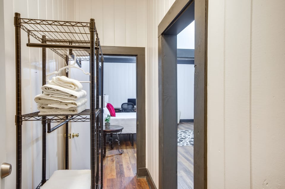 Modern Greenwood Studio < 1 Mi to Downtown! Apartment in Mississippi