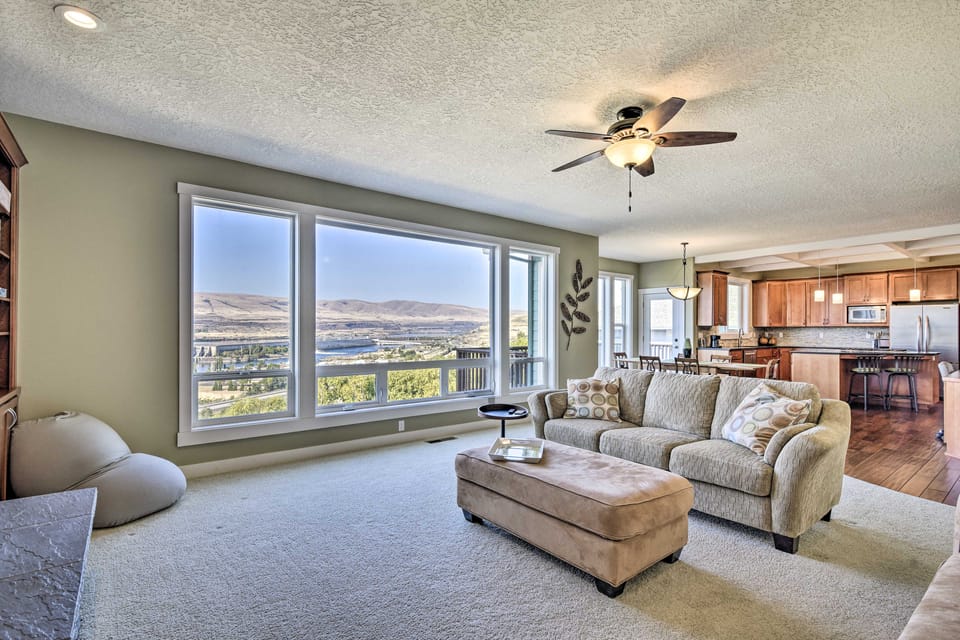 Incredible Oregon Retreat w/ Private Hot Tub! House in The Dalles