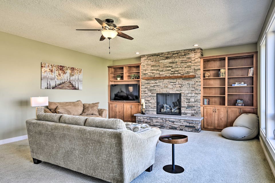 Incredible Oregon Retreat w/ Private Hot Tub! House in The Dalles