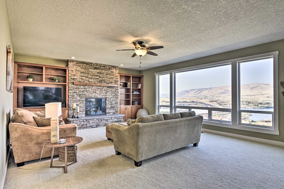 Incredible Oregon Retreat w/ Private Hot Tub! House in The Dalles