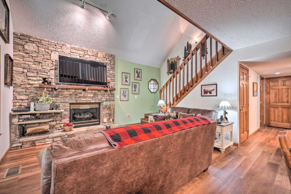 Picturesque Pigeon Forge Cabin w/ Mountain Views House in Pigeon Forge