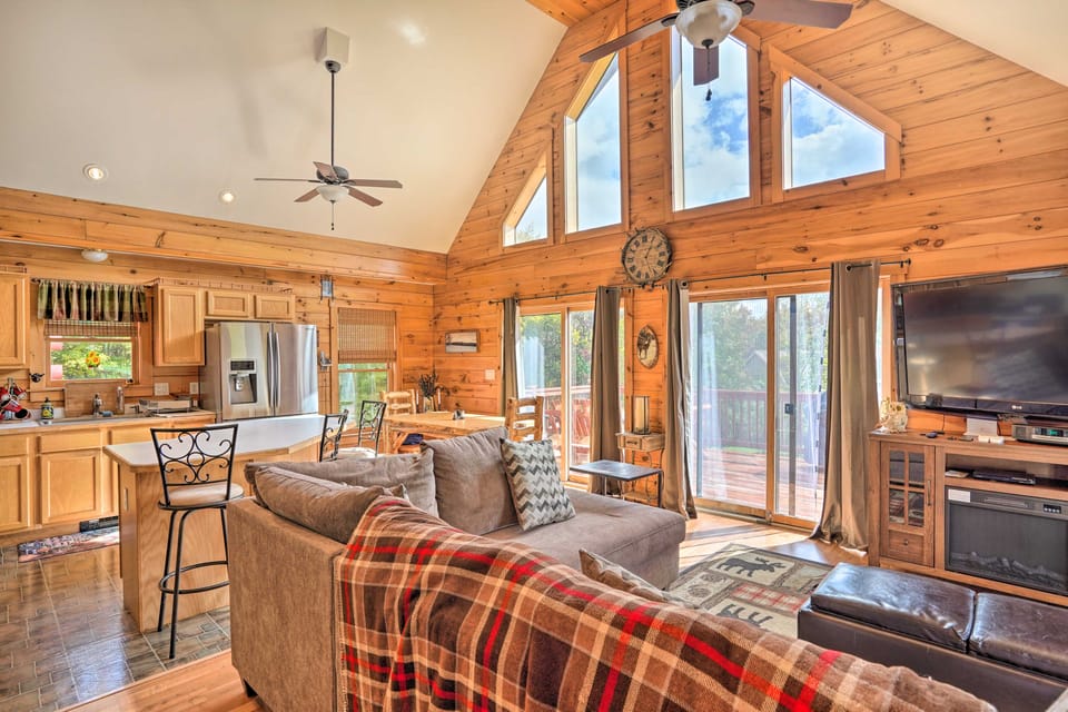 Grand Windham Retreat w/ Fire Pit & Game Room House in Capital District, NY, USA