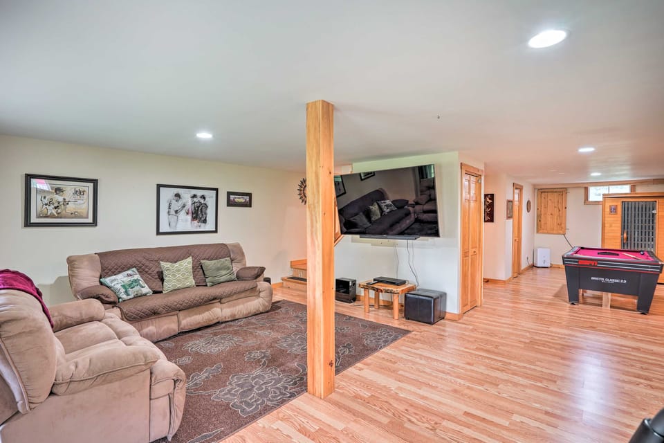 Grand Windham Retreat w/ Fire Pit & Game Room House in Capital District, NY, USA