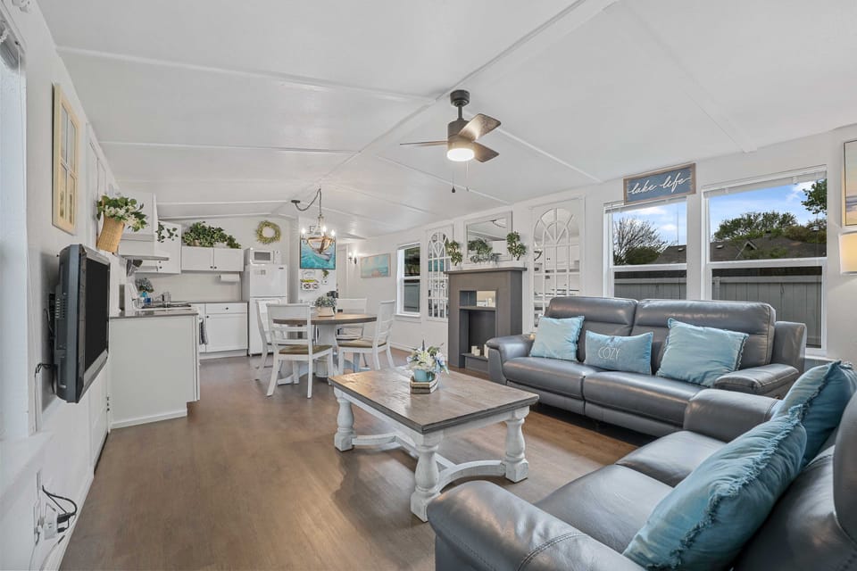 Boat & Fish on Lewisville Lake: Pet-Friendly Haven House in Lake Dallas