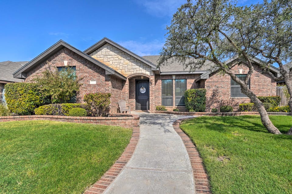 Luxe Midland Retreat w/ Patio, Grill & Yard! House in Midland