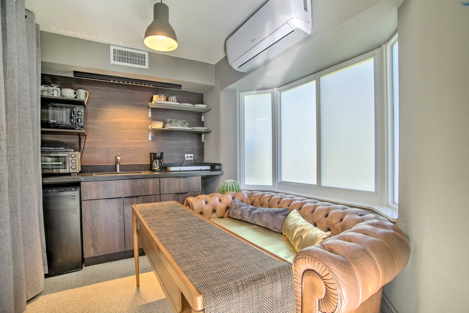 1 Mi to Deerfield Beach: Stylish Studio w/ Pool! Apartment in Deerfield Beach