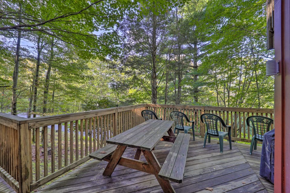 Ski Resort Cabin w/ Deck in Beech Mountain! House in Beech Mountain
