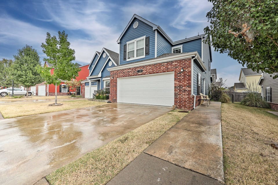 Walk to Lake: Townhome w/ Hot Tub in Afton! Apartment in Ozark Mountains