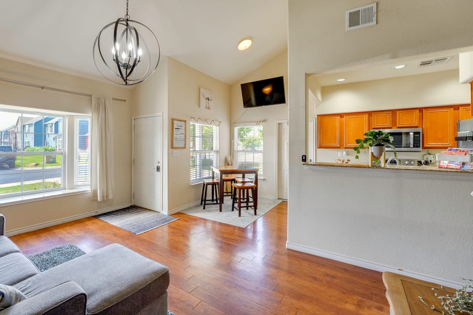 Afton Townhome w/ Pool Access < Half-Mi to Boating Apartment in Ozark Mountains