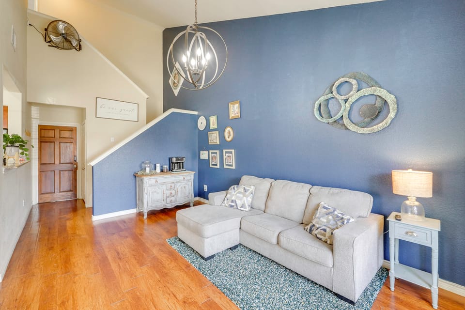 Afton Townhome w/ Pool Access < Half-Mi to Boating Apartment in Ozark Mountains