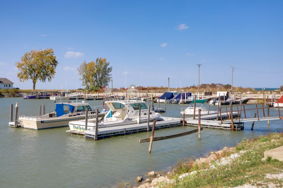 Pet-Friendly Oak Harbor Condo: Walk to Lake! Apartment in Lake Erie