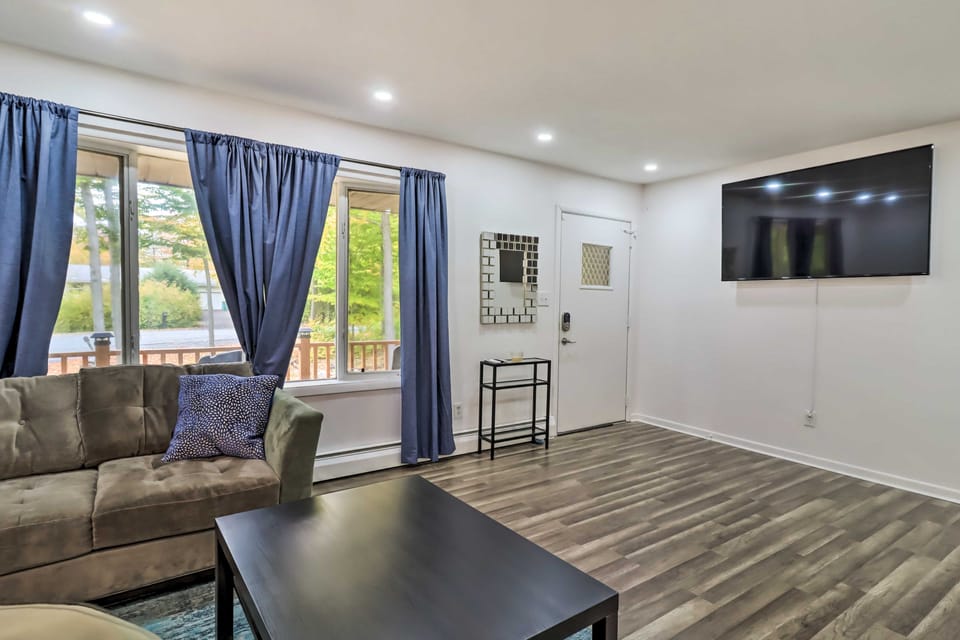 12 Mi to Camelback Ski Resort: Home w/ Decks! House in Tobyhanna