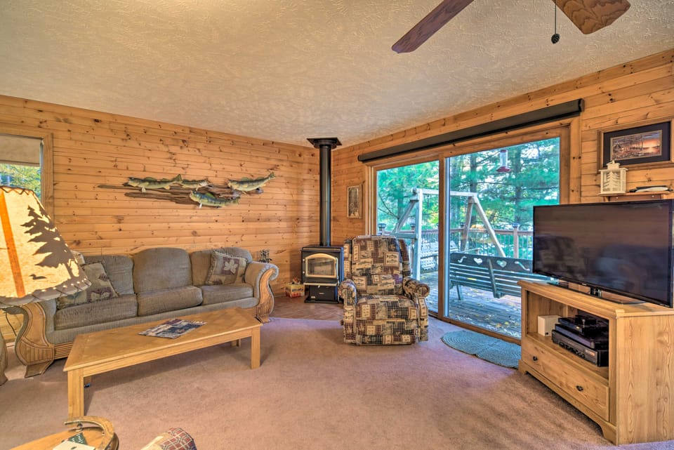 Cozy Hayward Cottage w/ Dock & Lakefront View Cottage in Chief Lake