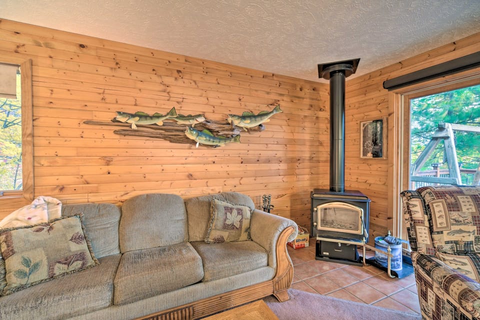 Cozy Hayward Cottage w/ Dock & Lakefront View Cottage in Chief Lake