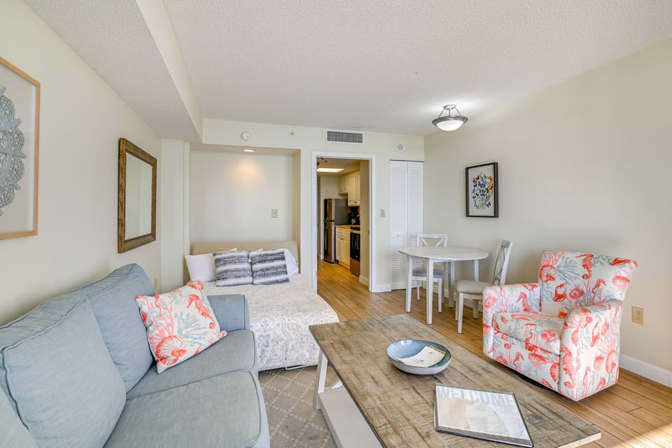1 Mi to Myrtle Beach Boardwalk: Oceanfront Condo Apartment in Myrtle Beach