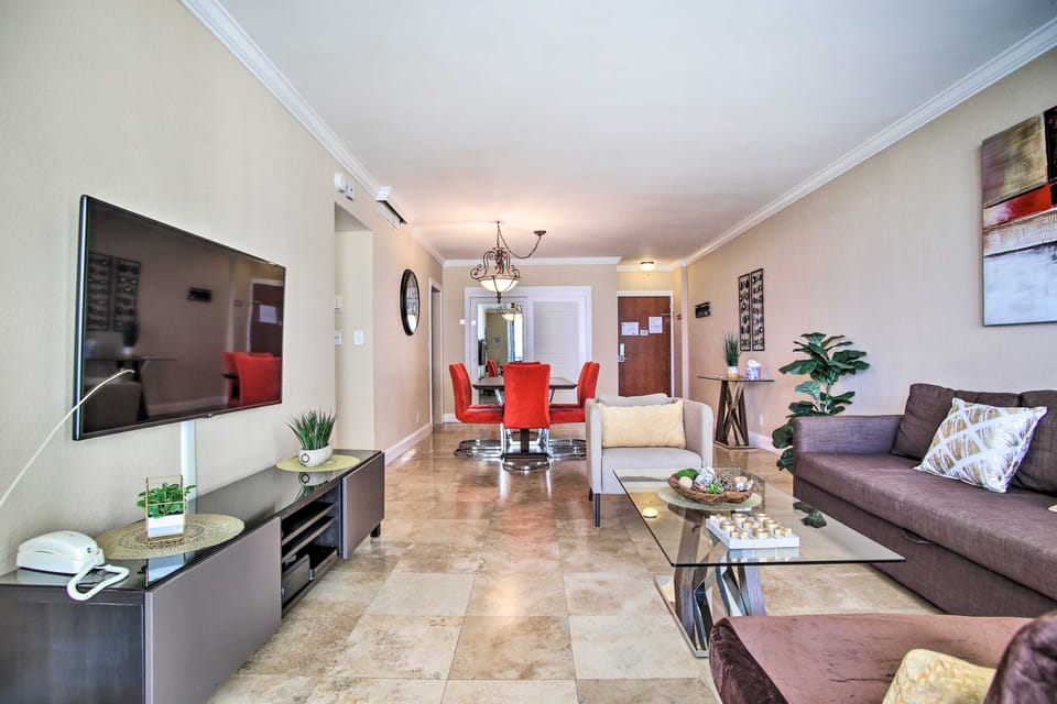 Ocean-View Balcony: Beachfront Hollywood Apt! Apartment in Hollywood Beach