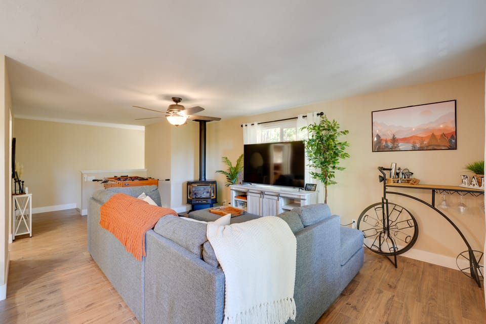 12 Mi to Apple Hill: Family-Friendly Cabin Retreat House in Pollock Pines