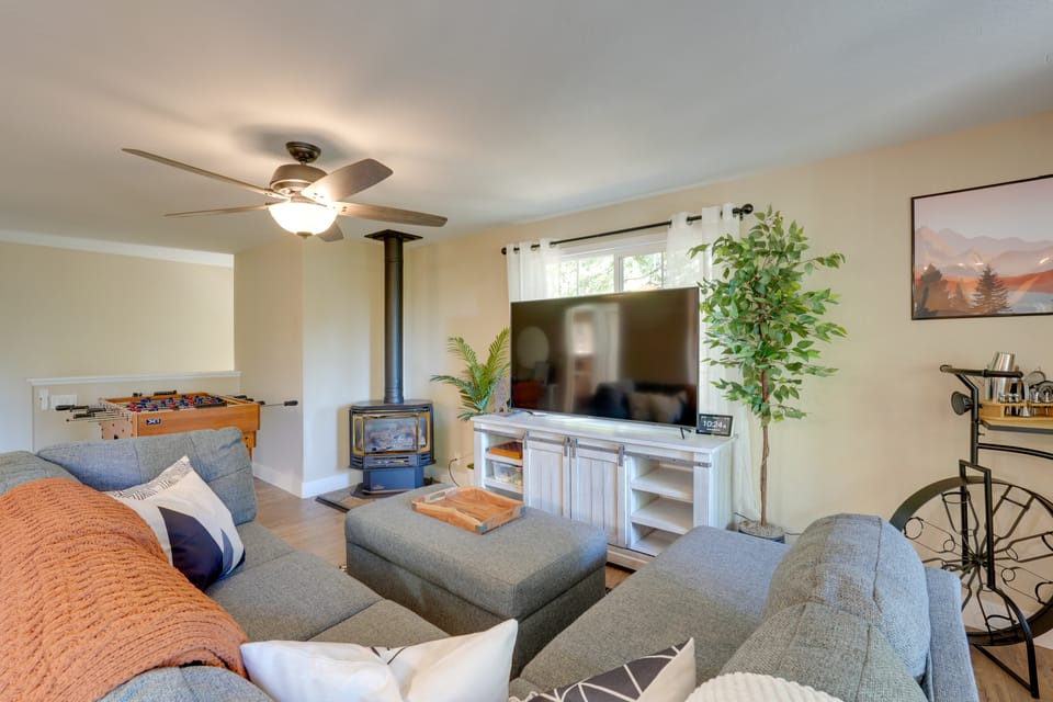 12 Mi to Apple Hill: Family-Friendly Cabin Retreat House in Pollock Pines