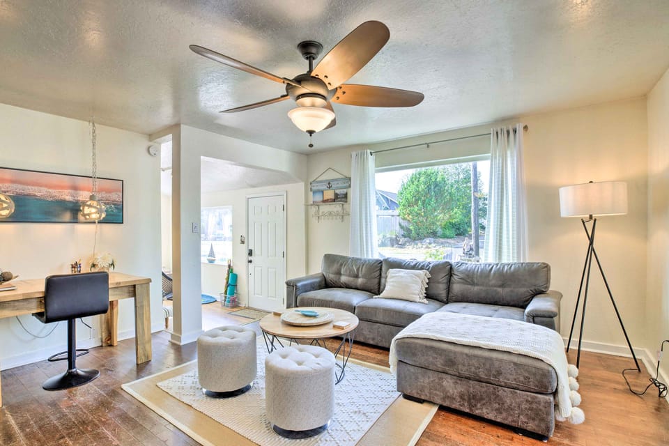 Walk to Beach: Seaview Cottage w/ Coastal Charm! Cottage in Long Beach