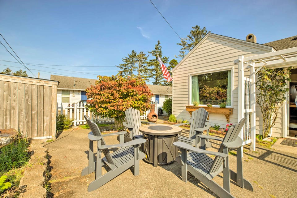 Walk to Beach: Seaview Cottage w/ Coastal Charm! Cottage in Long Beach