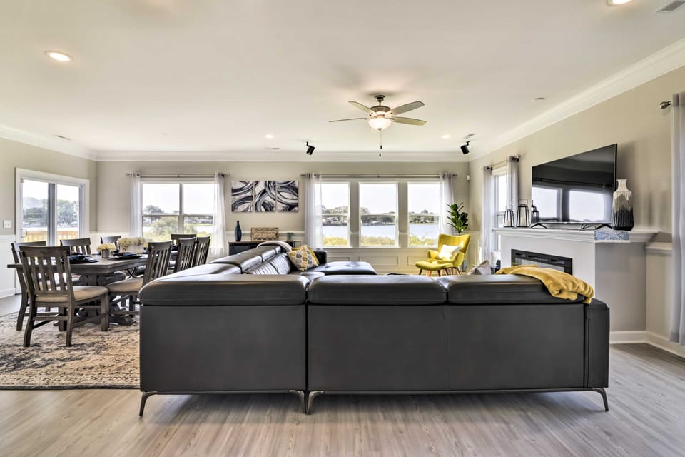Waterfront Paradise w/ Deck ~ 1/2 Mi to Beach House in Norfolk