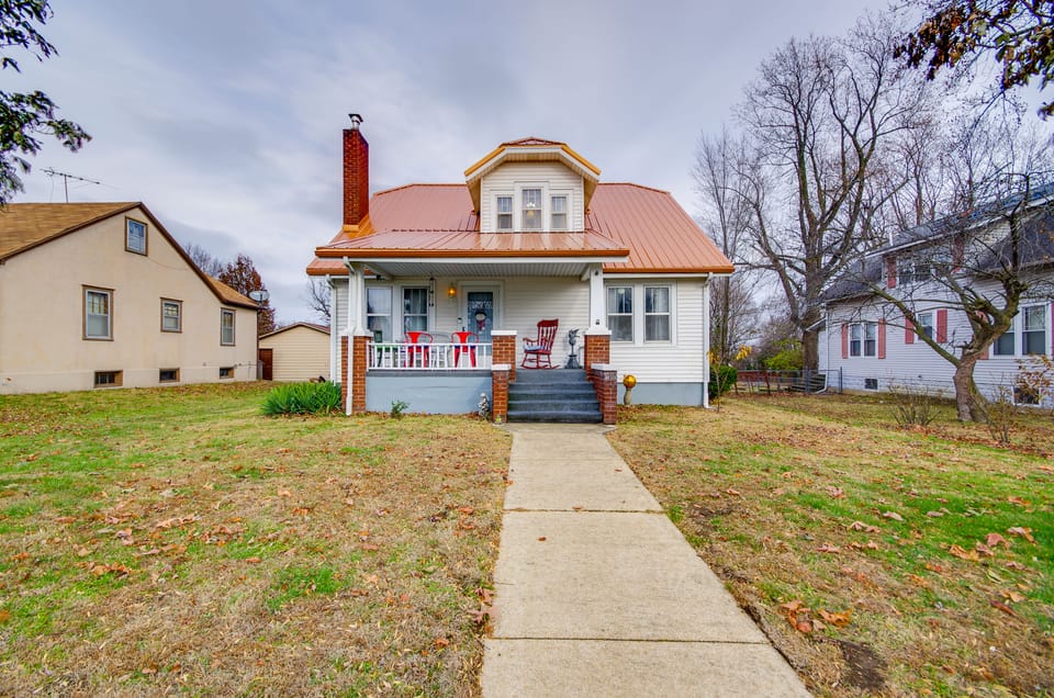 Walk to Dtwn: Marie Antoinette-Themed Lebanon Home House in Ozark Mountains