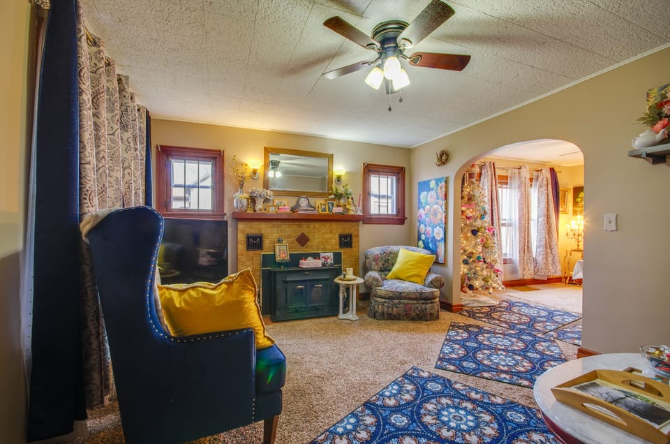 Walk to Dtwn: Marie Antoinette-Themed Lebanon Home House in Ozark Mountains