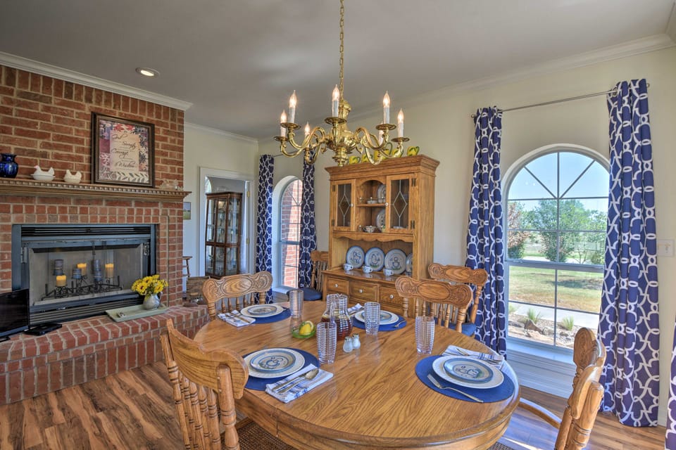 Patio & Covered Porch: Spacious Bellevue Home! House in Texas