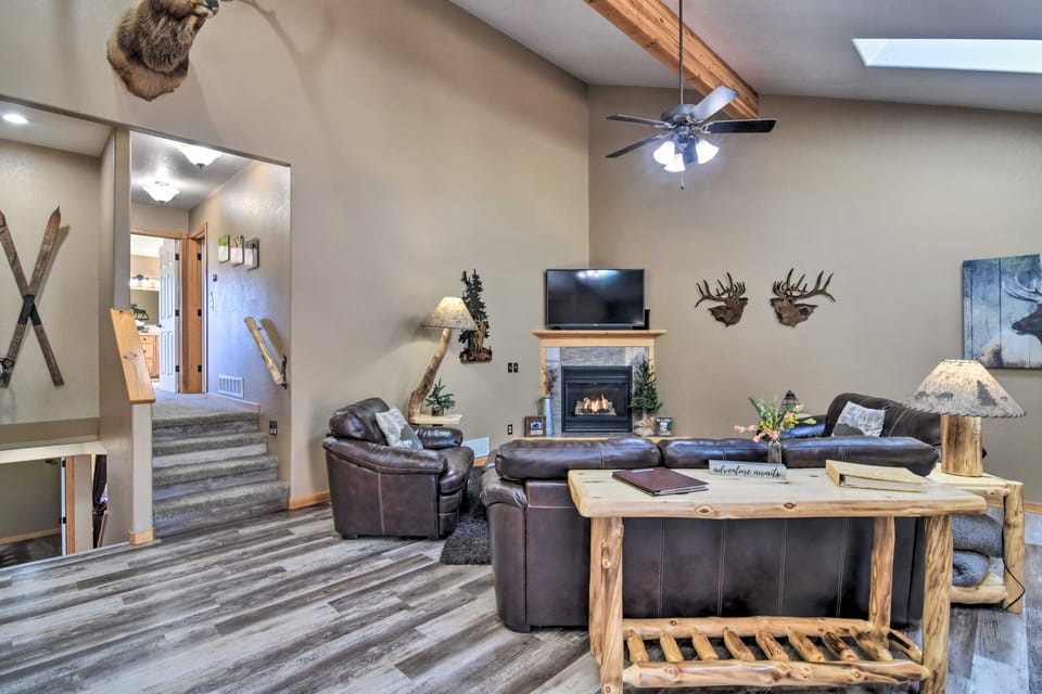 Family-Friendly Home w/ Hot Tub: 1 Mi to Dtwn House in Estes Park