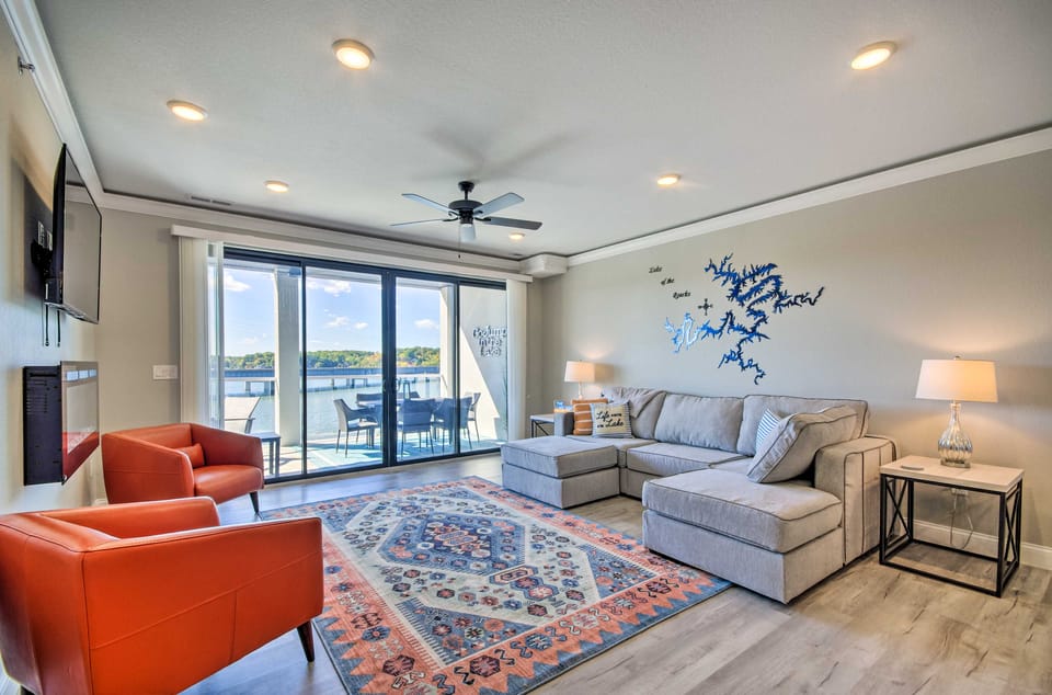 Lake-View Patio + Pool Access: Osage Beach Condo Apartment in Osage Beach