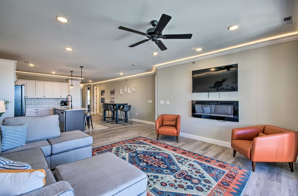 Lake-View Patio + Pool Access: Osage Beach Condo Apartment in Osage Beach