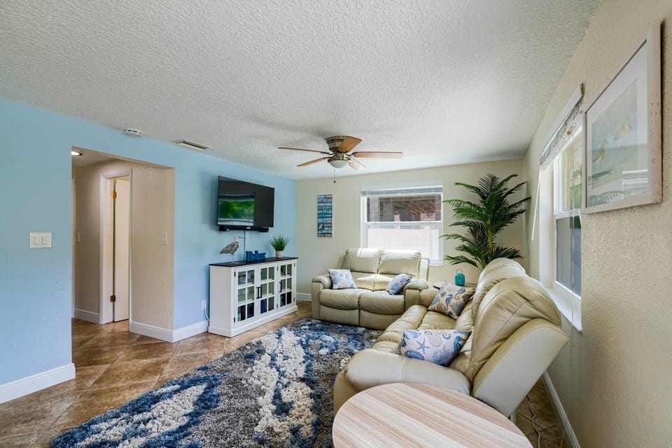 Riverfront Home w/ Putting Green & Boat Dock! Cottage in New Port Richey