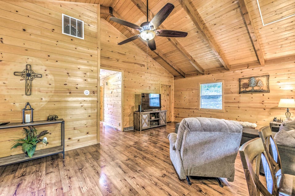 Updated Ruidoso Cabin w/ Spacious Deck & View House in Ruidoso