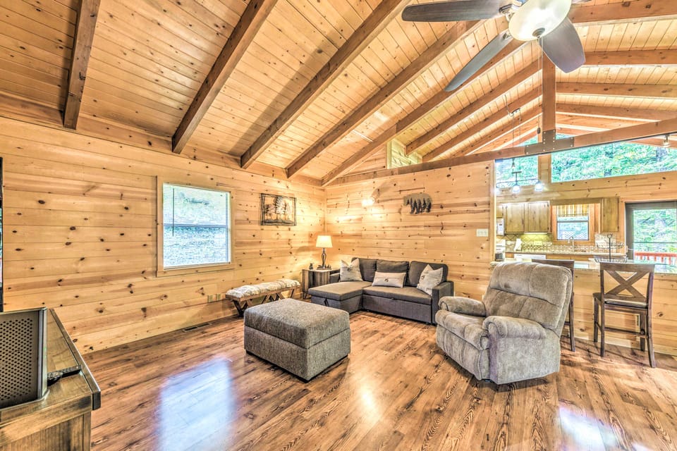 Updated Ruidoso Cabin w/ Spacious Deck & View House in Ruidoso