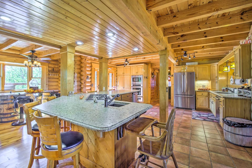 Calhoun Cabin w/ River View + Wraparound Deck House in Georgia