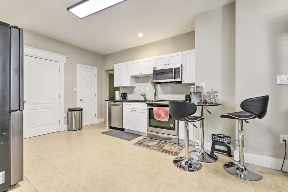 2 Mi to Downtown: Springfield Apt w/ Balcony! Apartment in West Springfield
