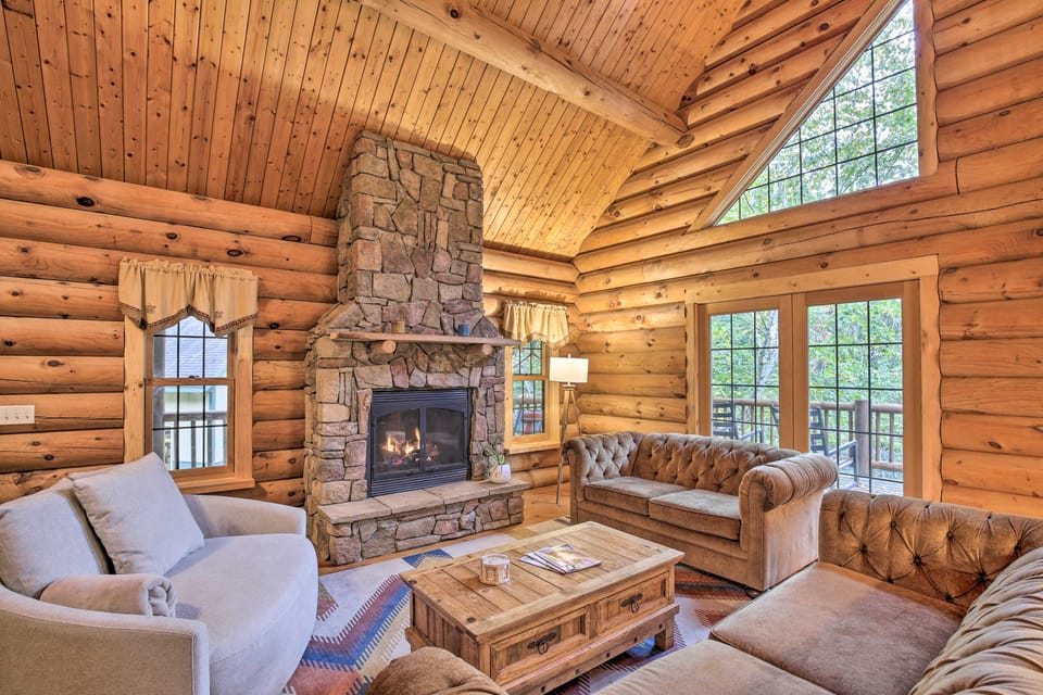 Splendid Family Cabin w/ Hot Tub & Grill! House in Lake Pepin